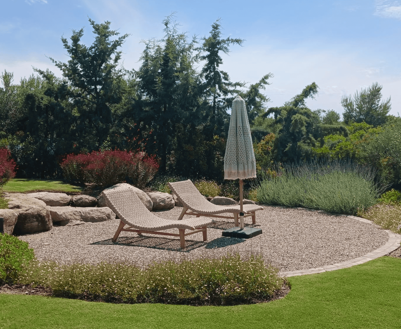 Βασιλειάδης Garden Center - Kατασκευή συντήρηση κήπων, φυτώριο, Θεσσαλονίκη Home - Κατασκευή κήπου Θεσσαλονίκη - Φυτώριο Θεσσαλονίκη - Συντήρηση κήπου 12 Όταν ο αρχιτεκτονικός σχεδιασμός συναντά την ομορφιά του μεσογειακού τοπίου.